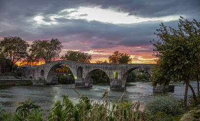 Historische Brücke von Arta über den Fluss Arachthos bei Sonnenuntergang - MAMF02194