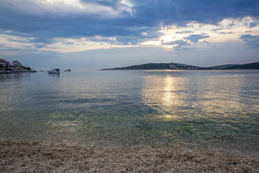 Segeln im adriatischen Meer bei Sonnenuntergang - MAMF02198