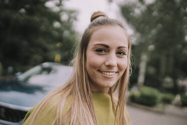 Lächelnde junge Frau mit blondem Haar - MFF09019
