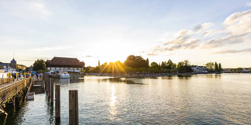 Deutschland, Baden-Württemberg, Konstanz, Hafen am Bodenseeufer bei Sonnenuntergang - WDF06881