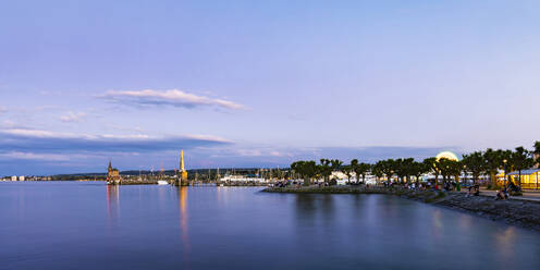 Deutschland, Baden-Württemberg, Konstanz, Panoramablick auf den Bodensee und die umliegende Stadt in der Abenddämmerung - WDF06883