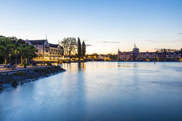 Deutschland, Baden-Württemberg, Konstanz, Langzeitbelichtung des Bodensees und der umliegenden Stadtpromenade in der Abenddämmerung - WDF06885