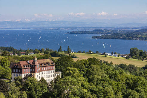 Deutschland, Baden-Württemberg, Uberlingen, Salem International College und Bodensee von der Hodinger Höhe aus gesehen im Sommer - WDF06896