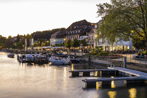 Deutschland, Baden-Württemberg, Uberlingen, Uferpromenade am Bodensee in der Abenddämmerung - WDF06900