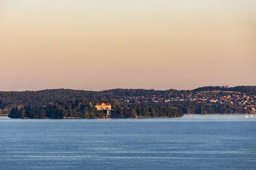 Germany, Baden-Wurttemberg, Konstanz, Forested coastline of Mainau Island at dusk - WDF06902