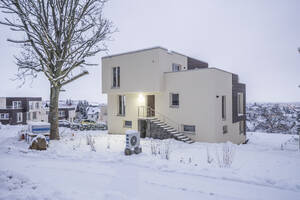 Deutschland, Sachsen-Anhalt, Wernigerode, Weiß gestrichene Häuser in schneebedeckter Stadt - PVCF01351