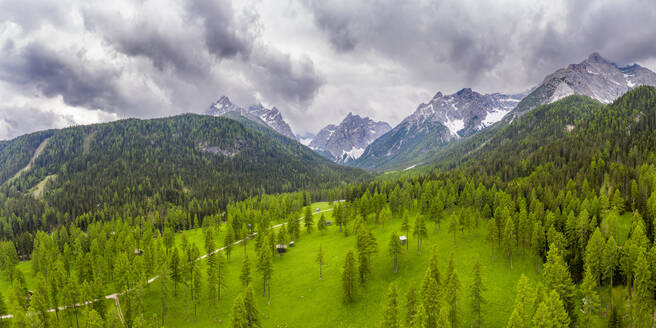 Italien, Südtirol, Drohnenpanorama eines grünen Tals in den Sextner Dolomiten - STSF03188