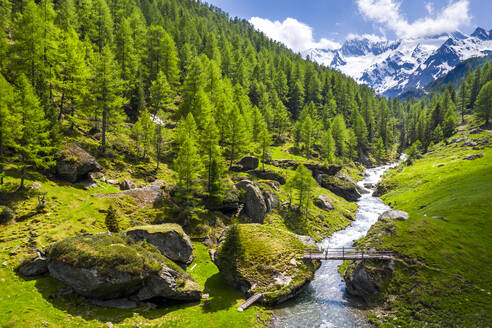 Italien, Südtirol, Drohnenansicht des Passeiertals im Sommer - STSF03189