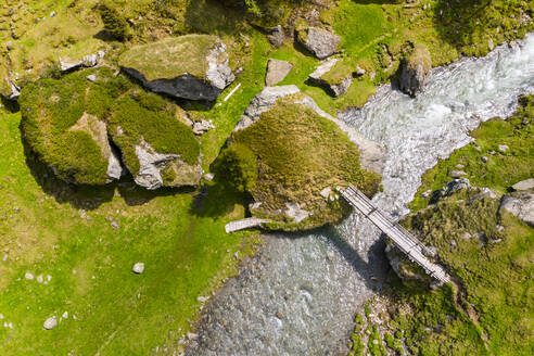 Italien, Südtirol, Drohnenansicht einer kleinen Brücke über die Passer - STSF03190