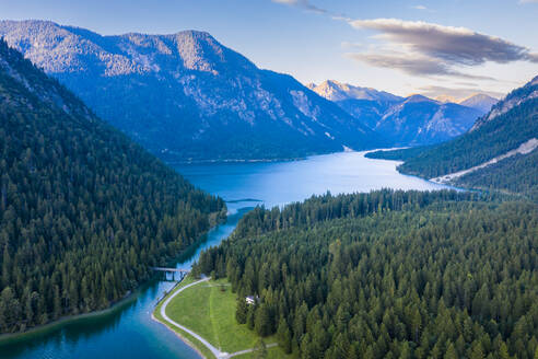 Österreich, Tirol, Drohnenansicht des Plansees im Sommer - STSF03193