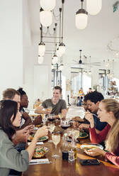 Gruppe von lächelnden Freunden beim Essen im Restaurant - ISF25624