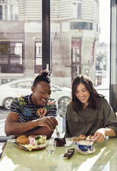 Lächelndes Paar beim Frühstück im Restaurant - ISF25631