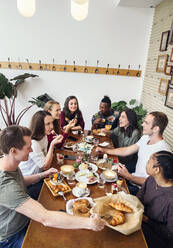 Gruppe von lächelnden Freunden beim Frühstück im Restaurant - ISF25634