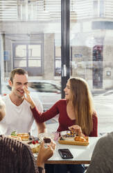 Freunde genießen das Frühstück im Restaurant - ISF25653