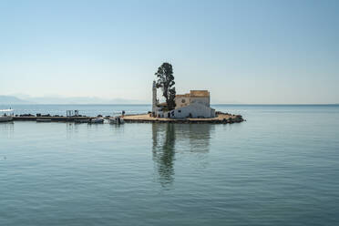 Griechenland, Insel Korfu, Kloster Vlacherna auf einer kleinen Insel im ruhigen Meer - ISF25714