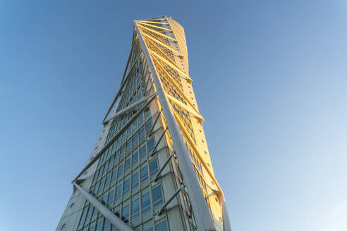 Schweden, Malmö, Blick von unten auf den Turning Torso Turm gegen den klaren Himmel - ISF25716