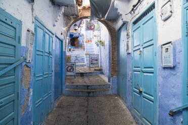 Marokko, Chefchaouen, Enge Gasse und traditionelle blaue Häuser - ISF25723