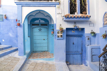 Marokko, Chefchaouen, Gasse und traditionelle blaue Häuser - ISF25724