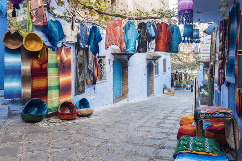 Marokko, Chefchaouen, Souvenirs zum Verkauf in traditionellen blauen Häusern - ISF25729