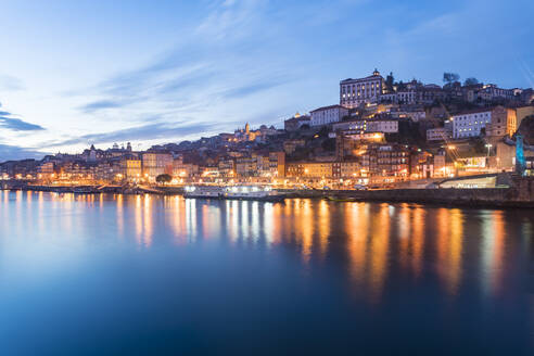 Portugal, Porto, der Fluss Duoro und die beleuchteten Gebäude der Altstadt in der Abenddämmerung - ISF25754