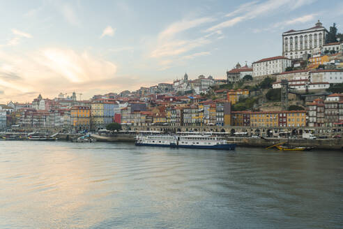 Portugal, Porto, Stadtbild über dem Fluss Douro bei Sonnenuntergang - ISF25756