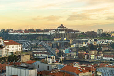 Portugal, Porto, Altstadt bei Sonnenuntergang - ISF25757