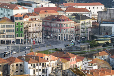 Portugal, Porto, Luftaufnahme von Gebäuden und Straßen der Altstadt - ISF25758