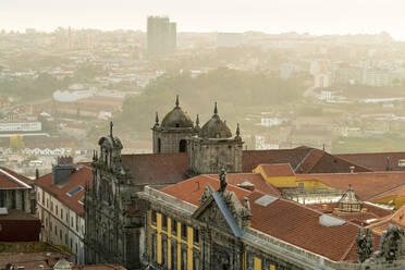 Portugal, Porto, Luftaufnahme von Gebäuden in der Altstadt - ISF25760