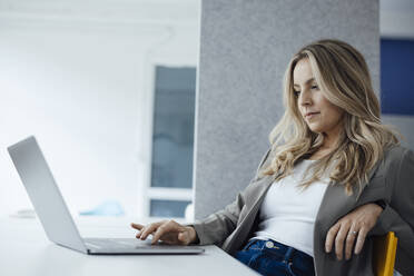 Geschäftsfrau mit Laptop am Schreibtisch im Büro - JOSEF08482
