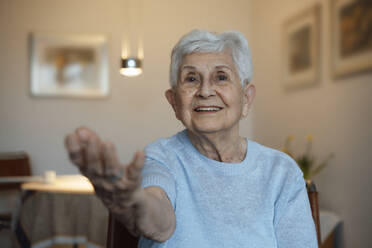 Lächelnde ältere Frau, die zu Hause Hand anlegt - JOSEF08538