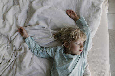 Mädchen mit blonden Haaren schläft auf dem Bett zu Hause - TYF00121