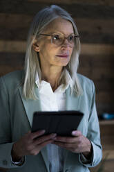 Geschäftsfrau mit Tablet-PC vor einer Wand - JOSEF08633