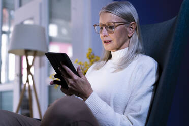 Ältere Frau mit Brille benutzt Tablet-PC zu Hause - JOSEF08665