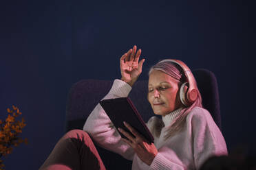 Senior woman using wireless technologies at home - JOSEF08670