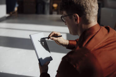 Geschäftsmann verwendet Tablet-PC mit digitalisiertem Stift im Büro - JOSEF08709