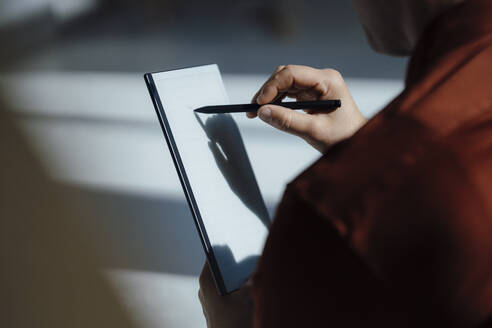 Geschäftsmann mit Tablet-PC im Büro - JOSEF08840