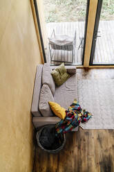 Decke auf leerem Sofa im Wohnzimmer - OGF01151