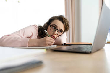 Müde Frau mit Laptop beim Lernen zu Hause - VPIF05883