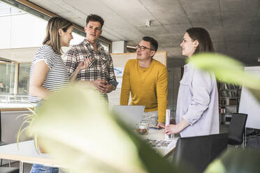 Junge Geschäftsleute bei einem Treffen im Büro - UUF25725