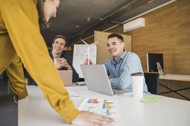 Geschäftsteam mit Windradmodell bei einer Besprechung im Büro - UUF25811