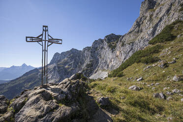Deutschland, Bayern, Berchtesgaden, Religiöses Kreuz auf dem Weg zur Schellenberg-Eishöhle - ZCF01071