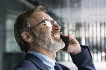 Happy businessman talking on smart phone - OIPF01560