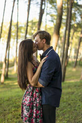 Junges Paar küsst sich im Wald - SSGF00744