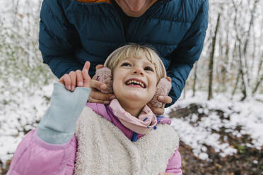 Verspieltes Mädchen mit Vater im Winterwald - TYF00137