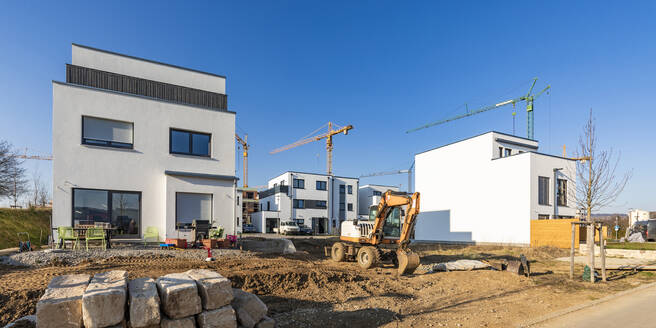 Germany, Baden-Wurttemberg, Weinstadt, Construction site in new development area - WDF06904