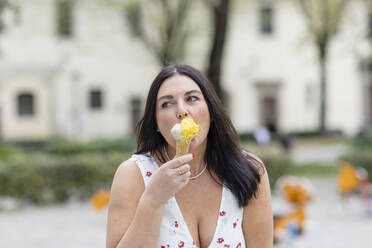 Schöne Frau mit langen Haaren isst Eiscreme - EIF03949