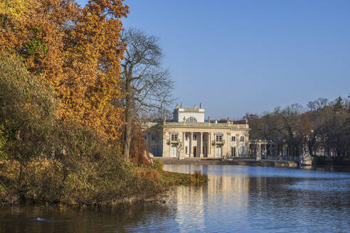 Polen, Woiwodschaft Masowien, Warschau, Lazienki-See und Palast auf der Insel im Herbst - ABOF00776