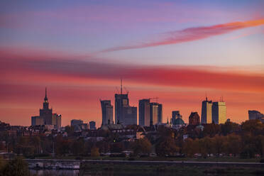 Polen, Woiwodschaft Masowien, Warschau, Städtische Skyline bei stimmungsvoller Abenddämmerung - ABOF00778