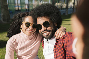 Glückliches Paar mit Sonnenbrille macht Selfie am sonnigen Tag - MMPF00013