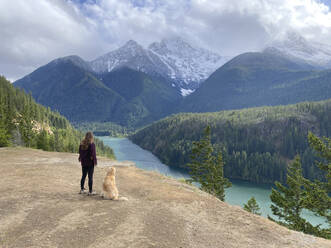 Frau posiert mit Hund oberhalb des Diablo Lake in den North Cascades - CAVF96209